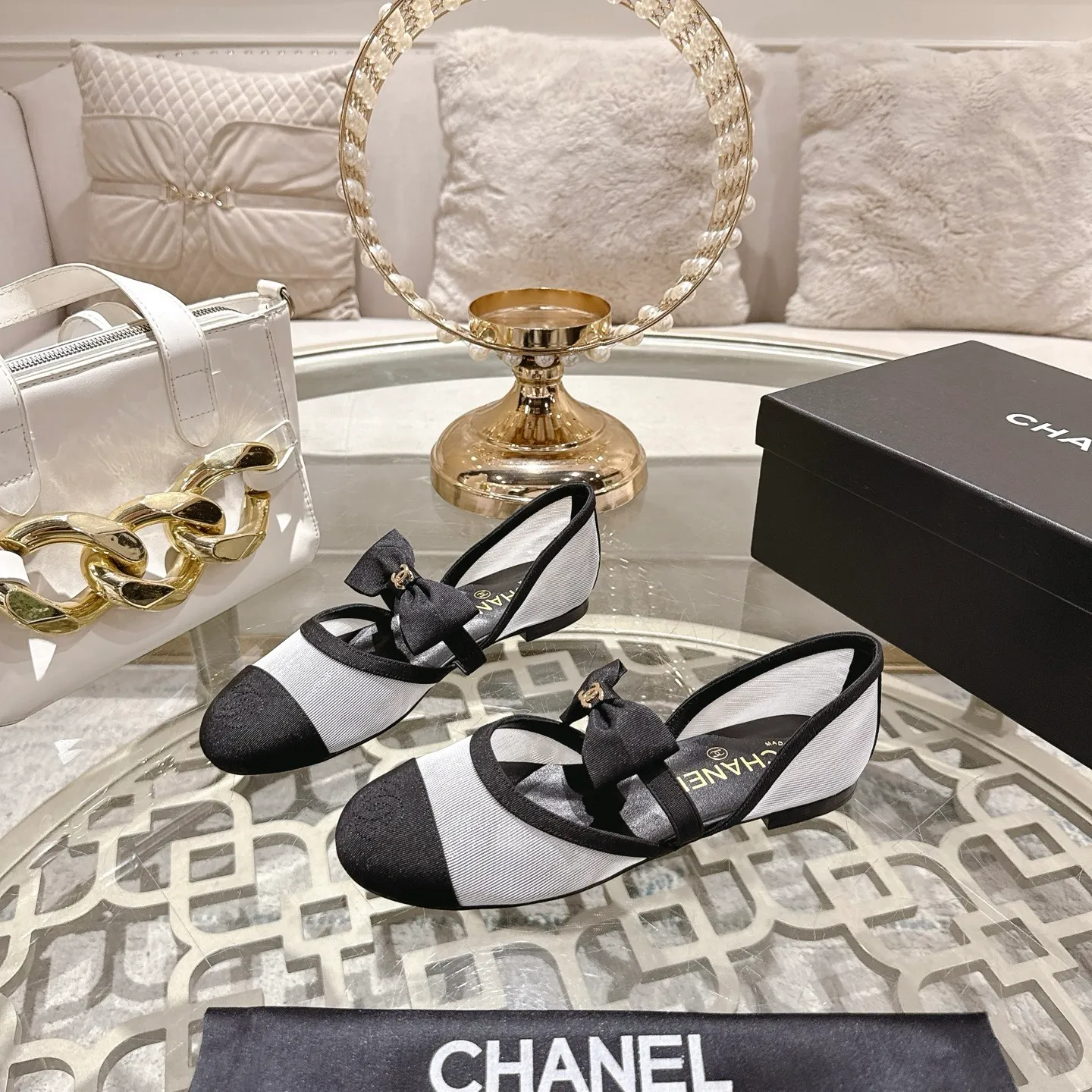 👟👟Ex-factory price 540👟👟 Mesh [purchase-level quality] CHANEL Xiaoxiang 25/A new summer bow-tie shoes 💃 This pair of loafers is really breathtakingly beautiful! Made of cowhide fabric + imported mesh, every detail exudes a sense of high-end ~ classic bow design, Italian genuine leather sole, comfortable and classy on the feet, a perfect must-have for fairies!  🌟 All counters are from the same source! All materials are customized according to the original 1:1, and are developed and patterned from genuine products. The quality is absolutely assured ~ a classic that must be bought every year, a versatile artifact that looks great whether paired with skirts or jeans!  💖 The perfect finishing touch for summer outfits, sisters, just do it! 👉 Fabric: Imported sheepskin Lining: Imported sheepskin Outsole: Private molded outsole Code number: 35-40 (41 customized, non-refundable) Mesh surface